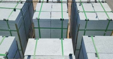 日照 芝麻白花岗岩5公分地铺石 花岗岩厂家工厂装车日常