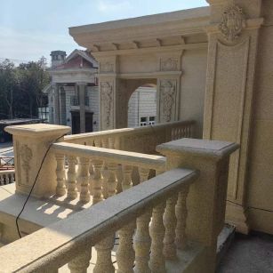 日照 黄金麻别墅外墙干挂雕花配合阳台栏杆花瓶柱