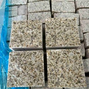 日照 黄金麻花岗岩自然面小方块，弹石，马蹄石等