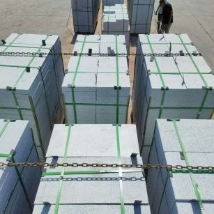 日照 芝麻白花岗岩5公分地铺石 花岗岩厂家工厂装车日常