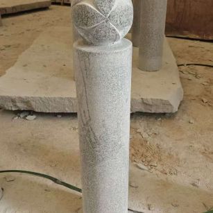 日照 芝麻白花岗岩石材挡车石柱、停车柱、圆柱挡车柱、方柱挡车柱等