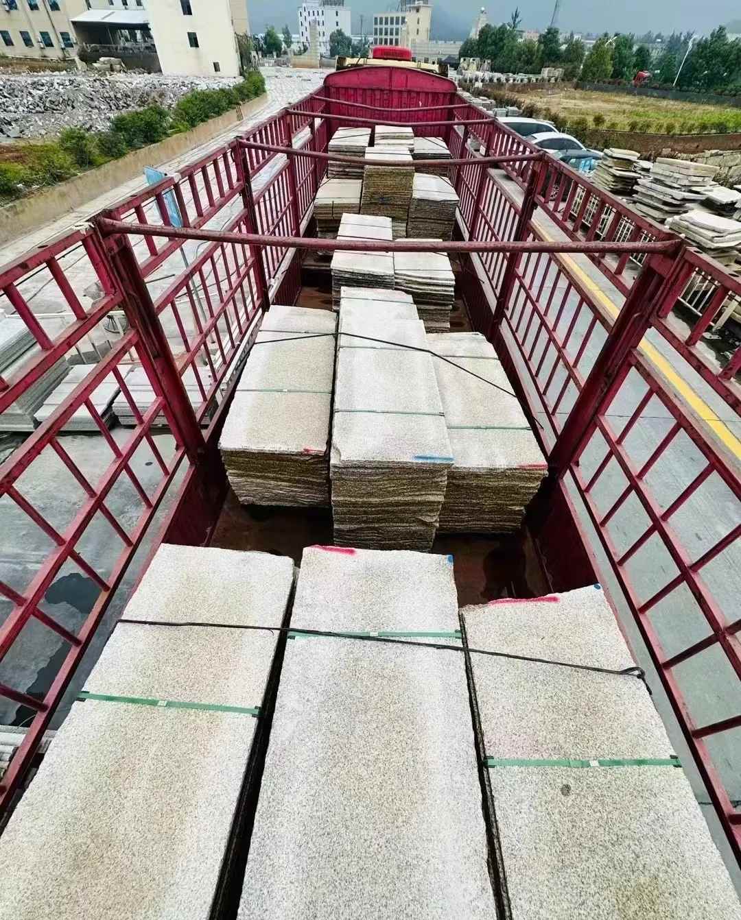 日照 黄金麻花岗岩荔枝面，光面毛板装车完成