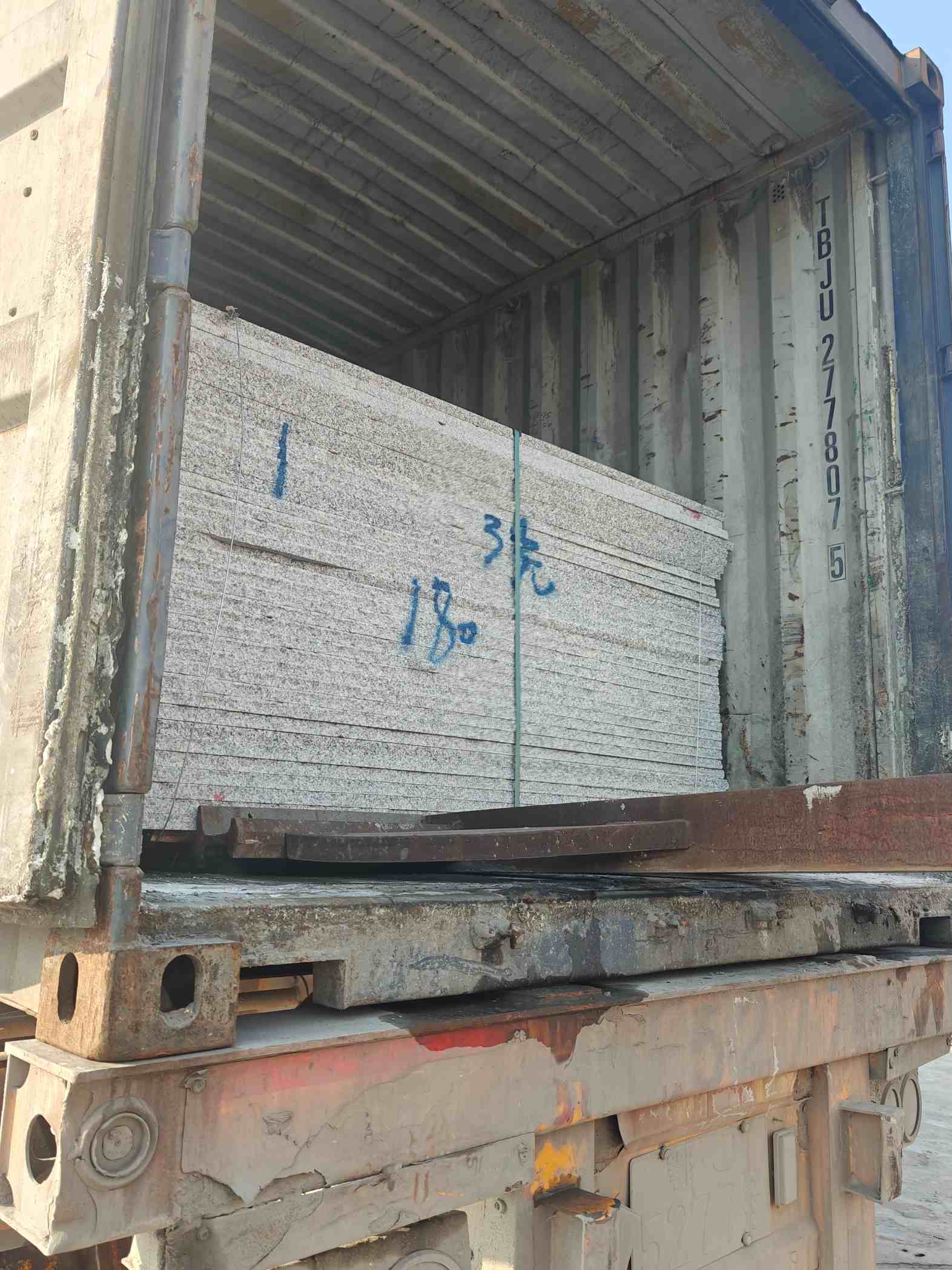 日照 芝麻白花岗岩石材3.0公分光面毛板装柜出货