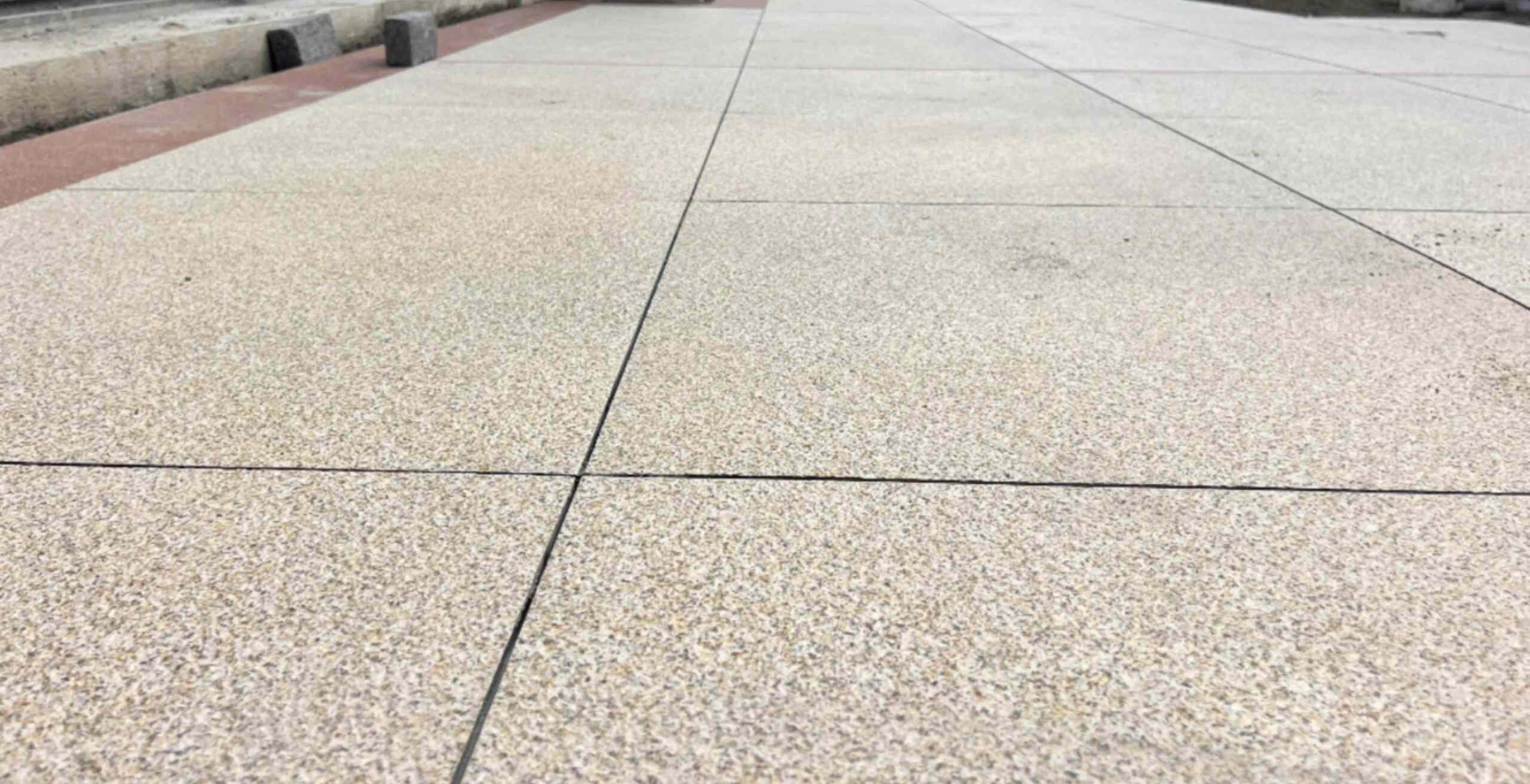 日照 黄金麻花岗岩石板材荔枝面地面铺装效果