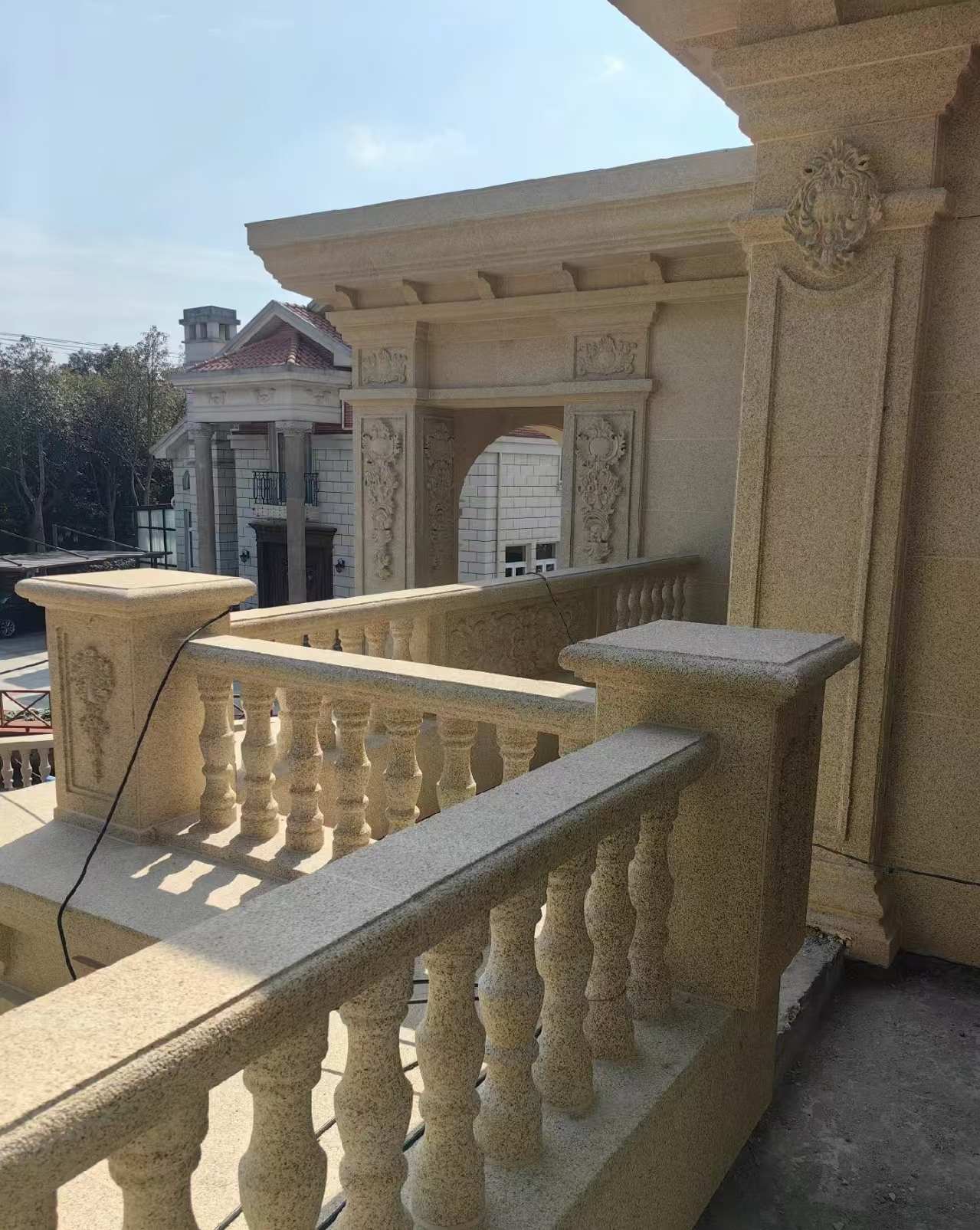 日照 黄金麻别墅外墙干挂雕花配合阳台栏杆花瓶柱