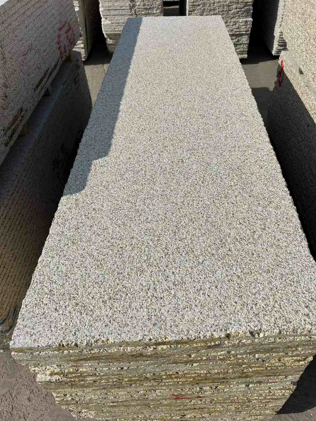 日照 黄金麻花岗岩荔枝面毛板，半成品