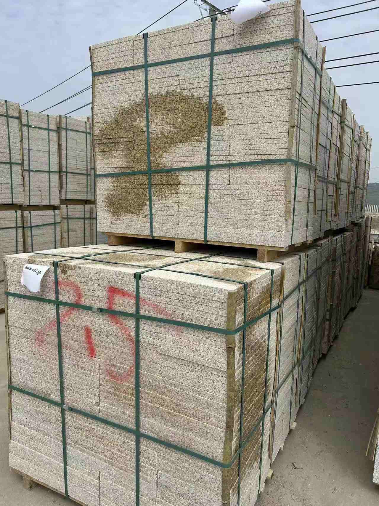 日照 黄金麻花岗岩石材荔枝面地铺石2.5*300*600