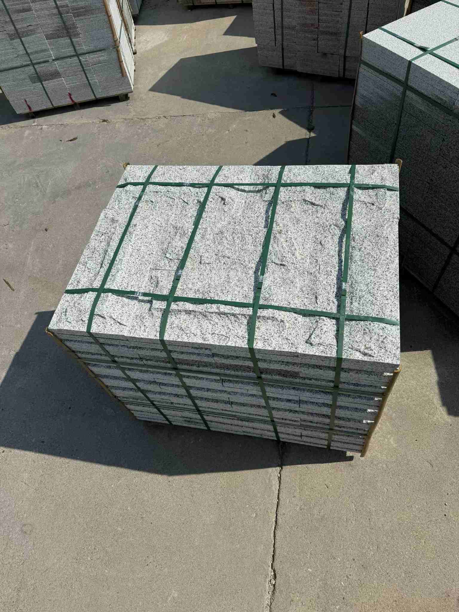 日照 白麻花岗岩石材自然面蘑菇石成品