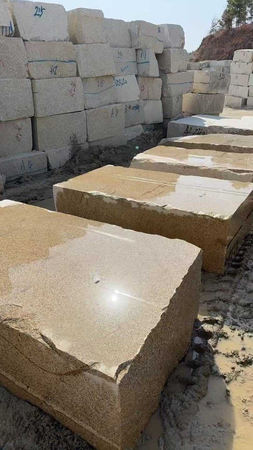 日照 黄金麻方料堆场洗料分选中，原材料充足