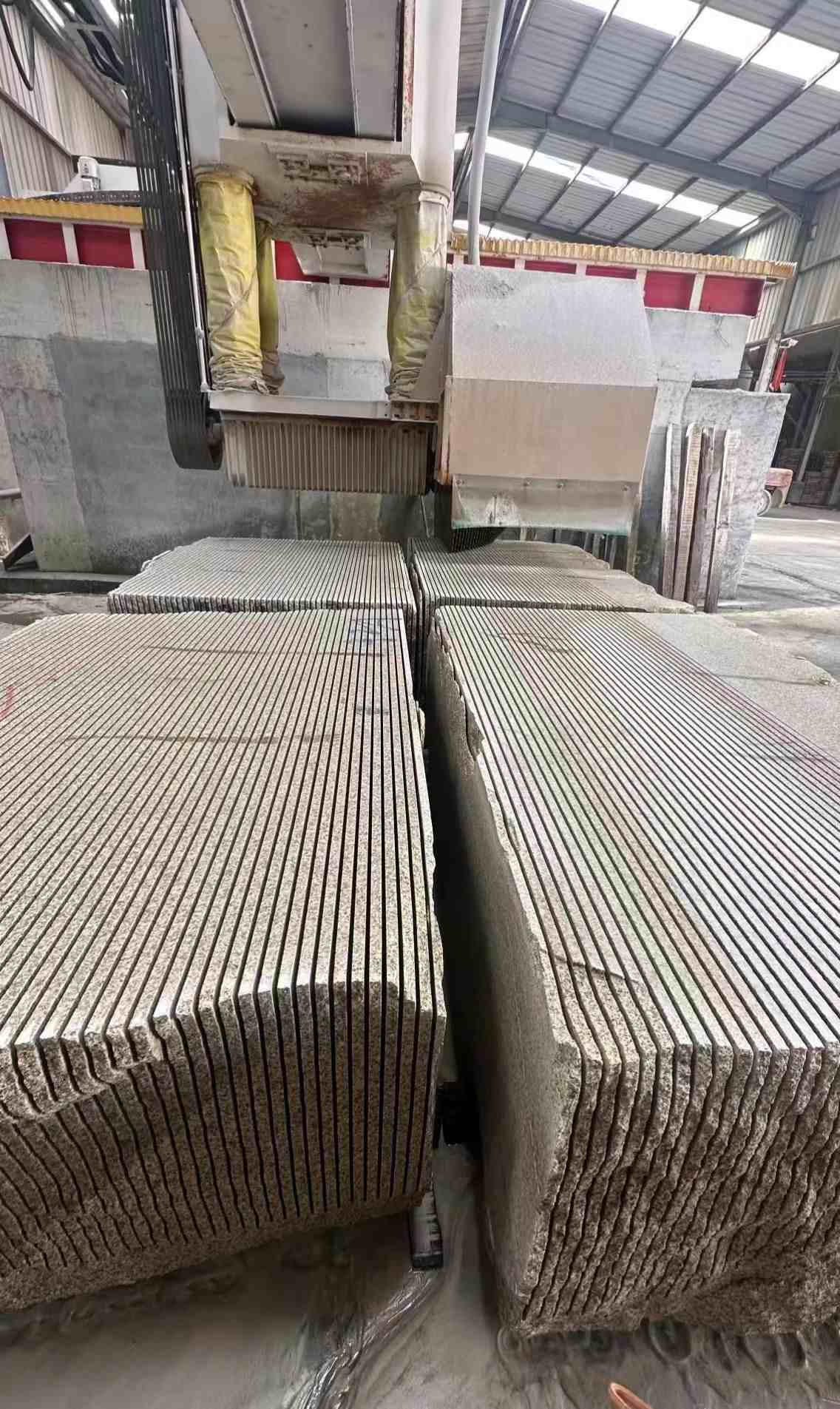 日照 车间生产日常，黄金麻白麻花岗岩