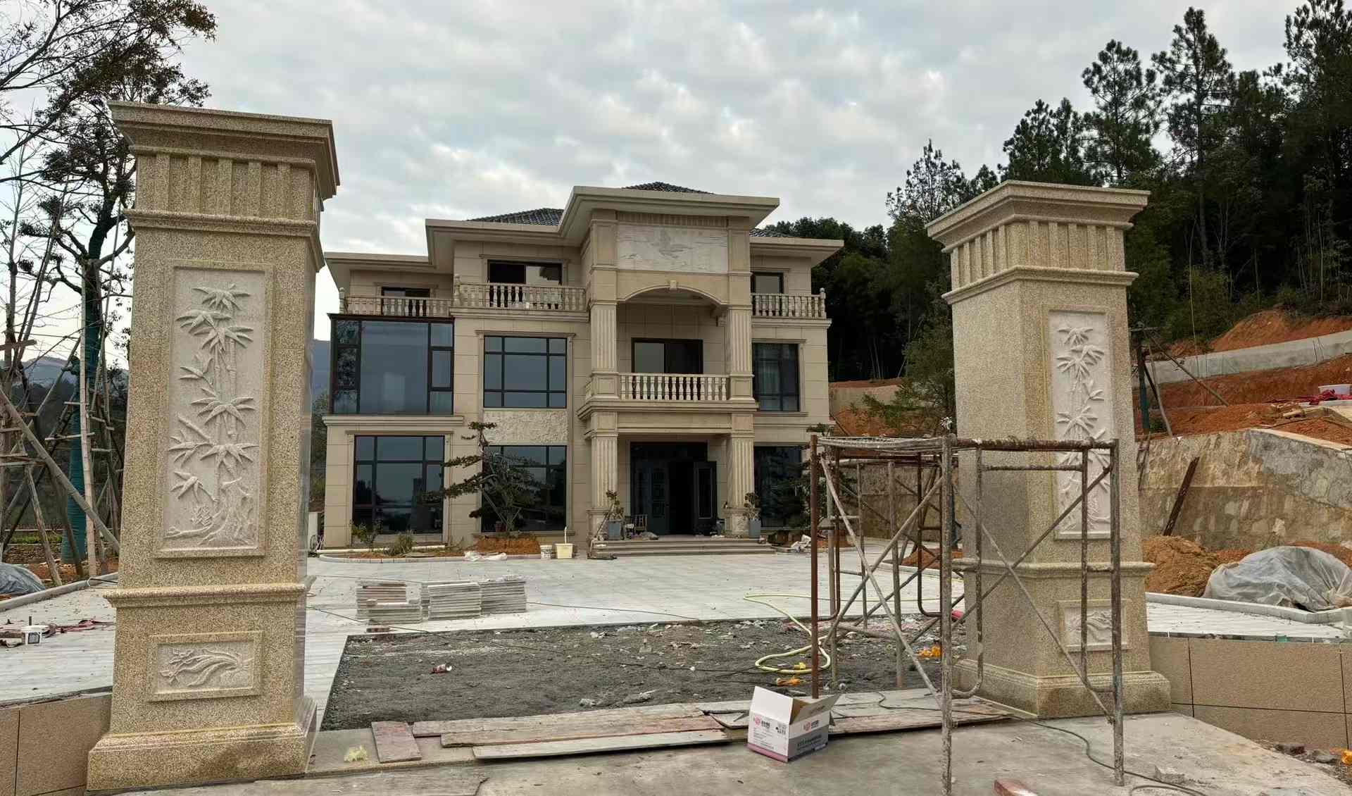 日照 黄金麻花岗岩别墅雕花外墙干挂配上门口雕花罗马柱