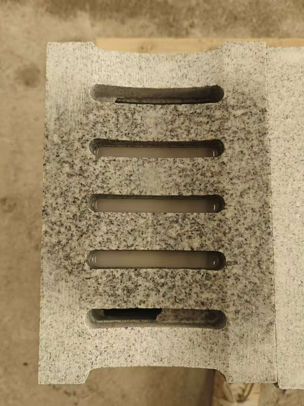 日照 芝麻白拉丝面花岗岩U型开槽排水槽