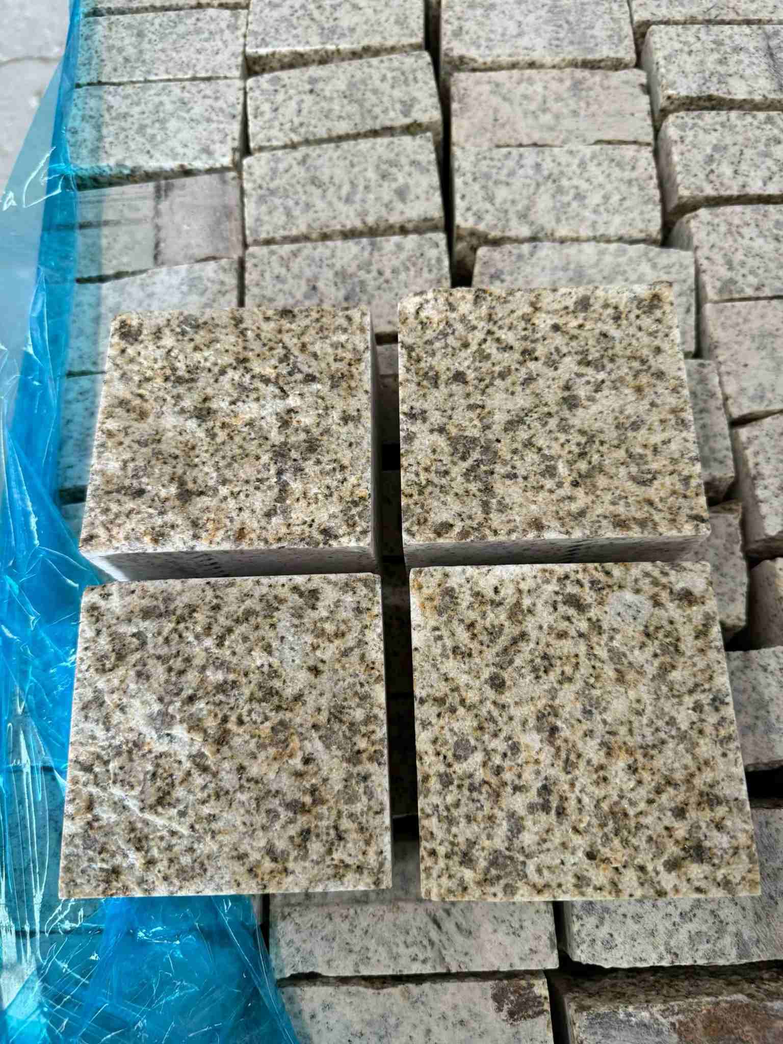 日照 黄金麻花岗岩自然面小方块，弹石，马蹄石等