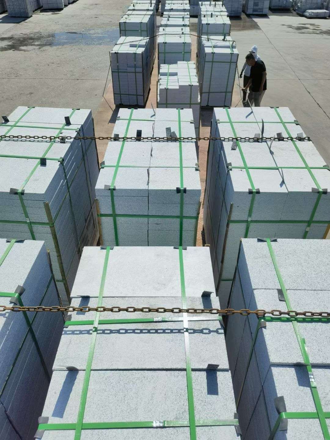 日照 芝麻白花岗岩5公分地铺石 花岗岩厂家工厂装车日常