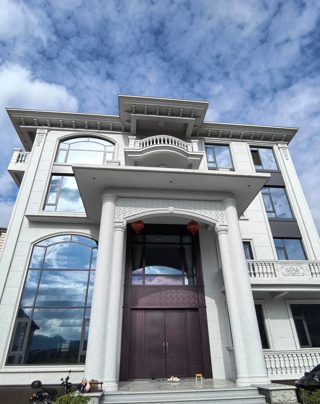 日照白麻别墅外墙干挂石材效果示例