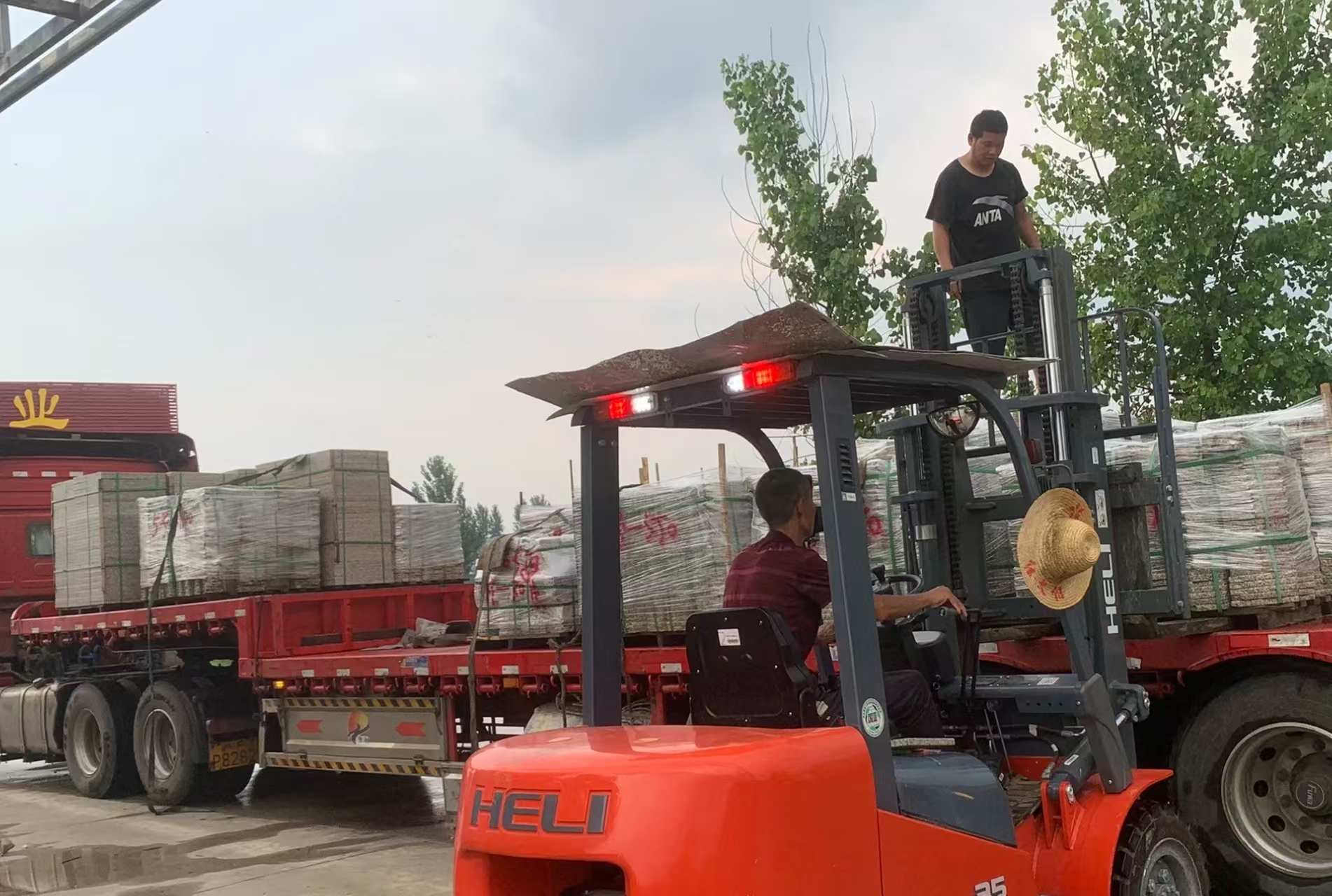 日照 黄金麻冰裂纹，地铺石装车