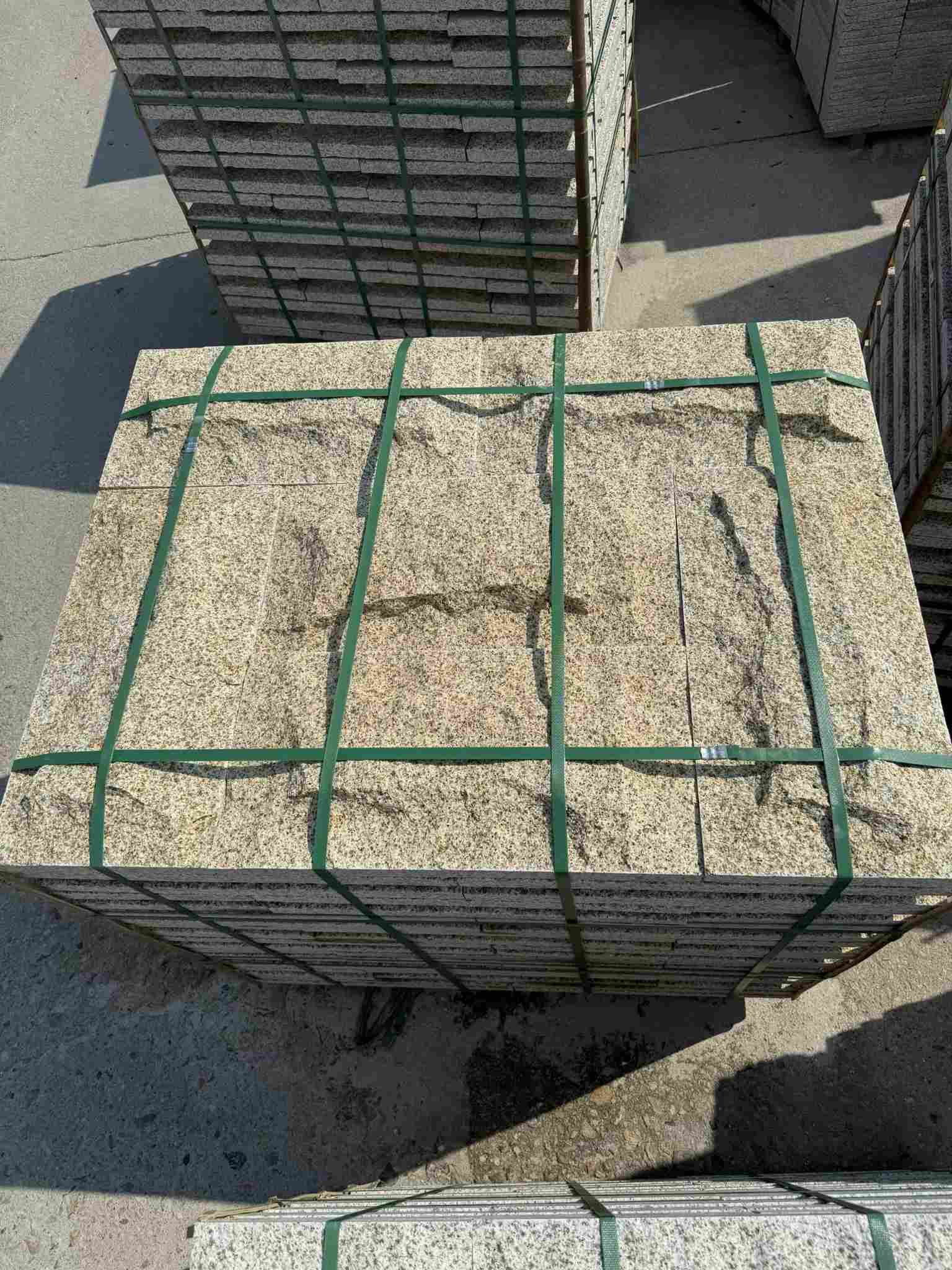 日照 黄金麻花岗岩石材自然面蘑菇石成品