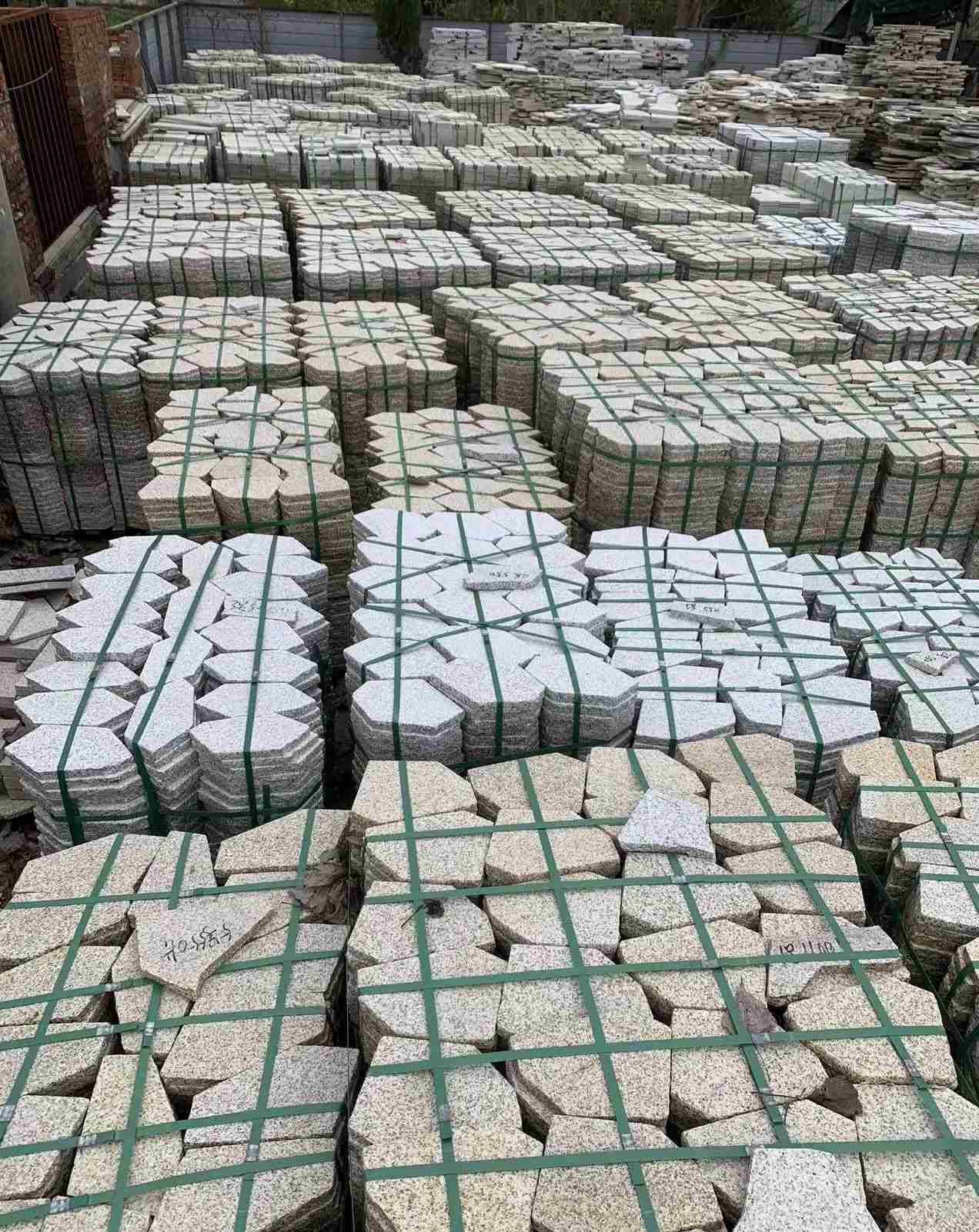 日照 黄金麻白麻花岗岩荔枝面地铺石(冰裂纹)