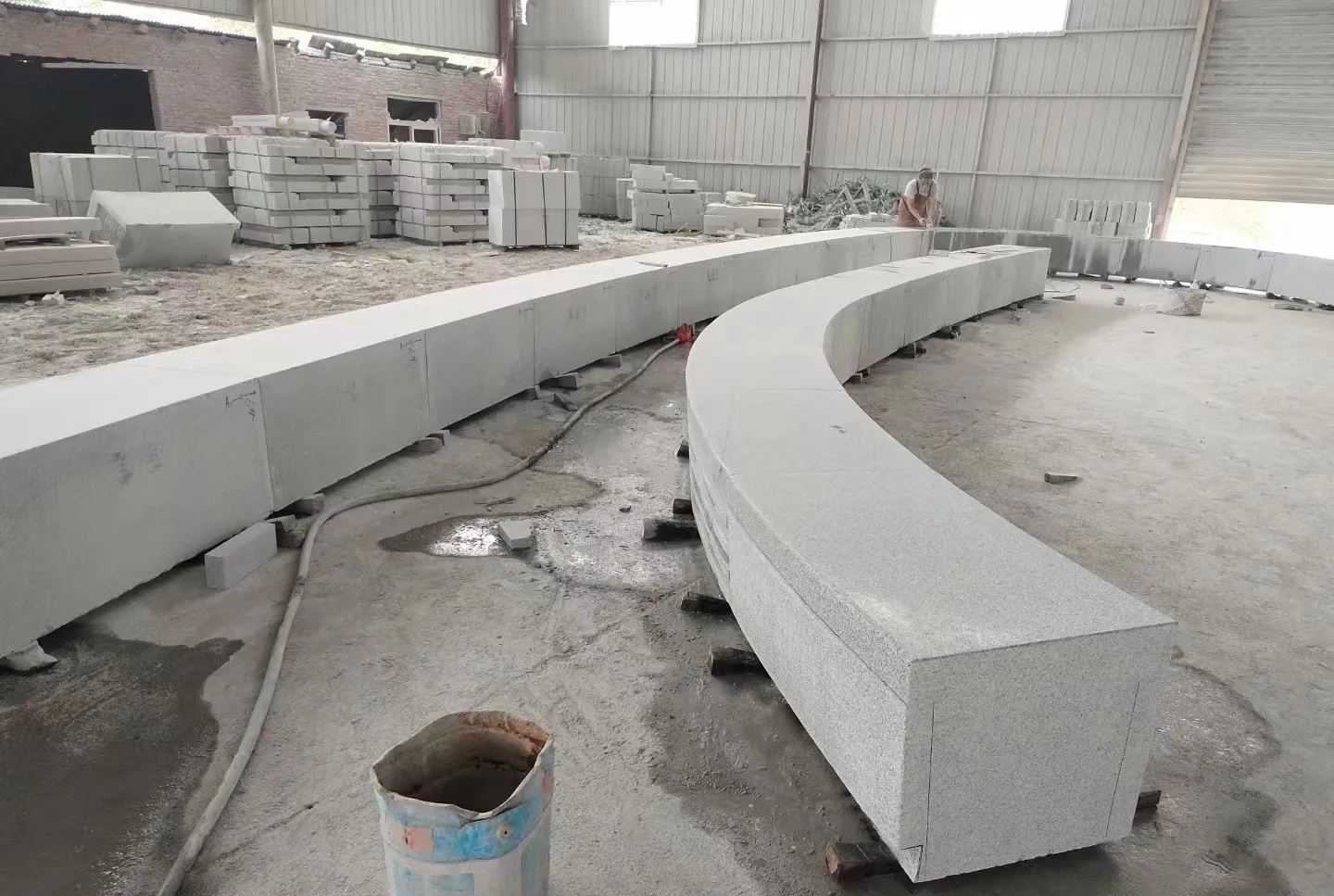 日照芝麻白花岗岩石板材 园林光面弧形坐凳